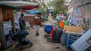 Familias malviven en asentamientos de barracas junto a la avenida de Vallcarca de Barcelona