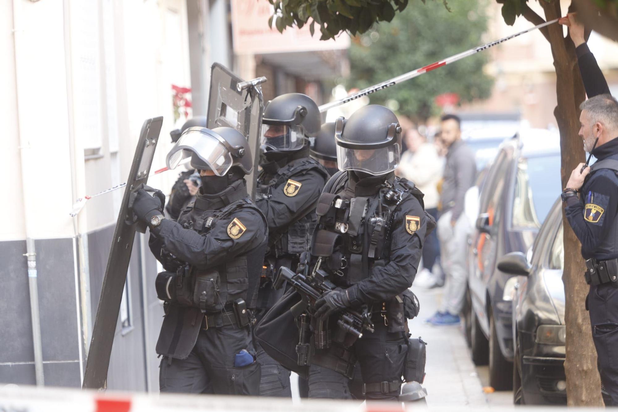 Agentes de la Policía Nacional, tras la actuación en Alaquàs
