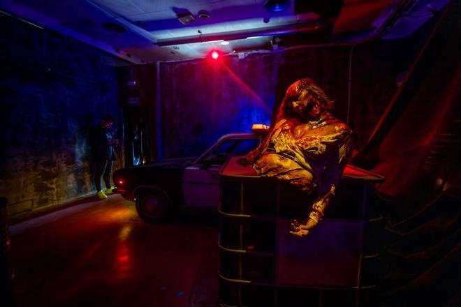 Trabajadores vacían de agua Horrorland