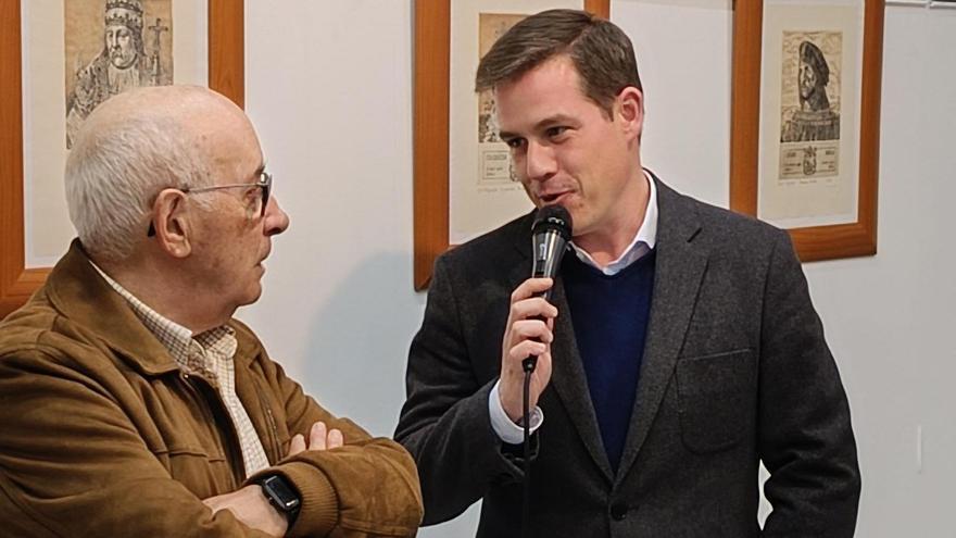 Ramon Ortolà y Roger Cerdà en la inauguración de la exposición en Xàtiva.