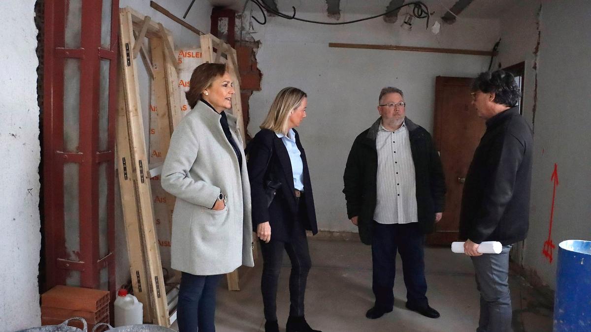 El equipo de gobierno local visita una de las viviendas de propiedad municipal