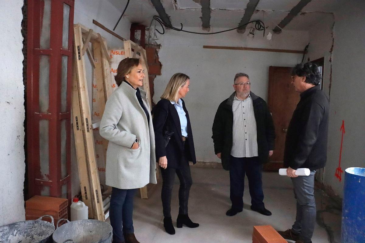 El equipo de gobierno local visita una de las viviendas de propiedad municipal