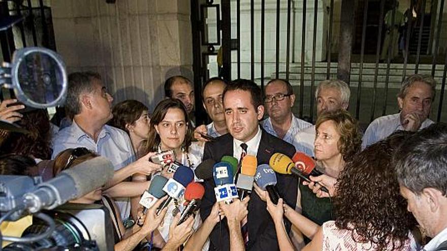 El secretario general del PSPV anoche en su comparencia junto a Roque Moreno, Elena Martín, Ana Barceló y Antonio Amorós, en la puerta de la Diputación.