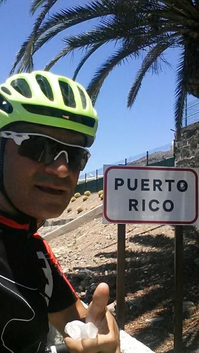 Antonio Mendoza viaja con su bicicleta