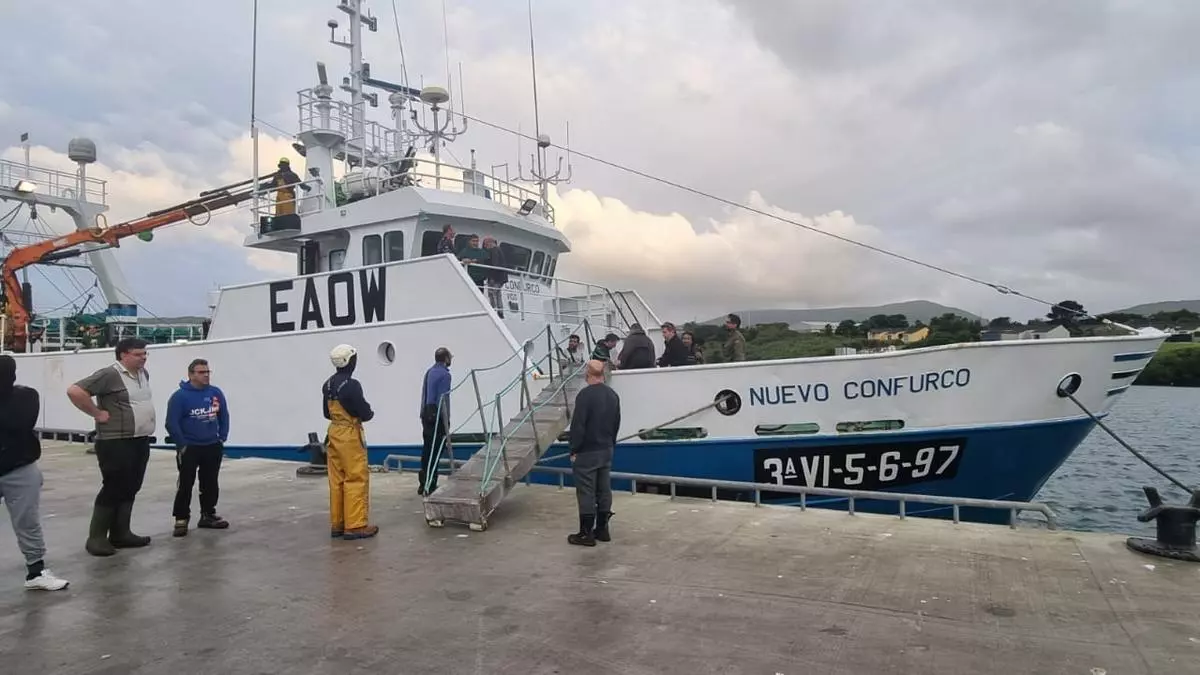 Llegan a tierra irlandesa los 15 tripulantes del buque gallego 'Nuevo San Juan' incendiado en Gran Sol