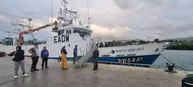 Llegan a tierra irlandesa los 15 tripulantes del buque gallego 'Nuevo San Juan' incendiado en Gran Sol
