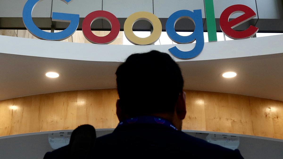 Un hombre entra en una sede de Google.