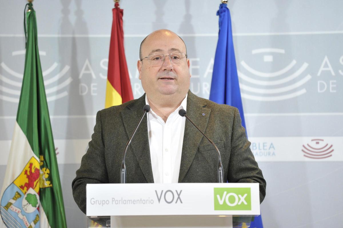 El diputado de Vox en la Asamblea de Extremadura, Juan José García, en una rueda de prensa en el parlamento para valorar los datos del paro.