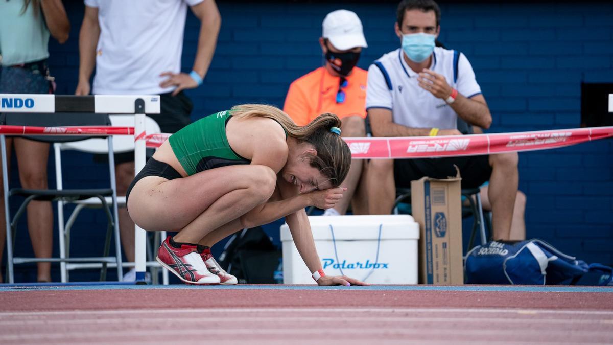 Leticia Gil rompe a llorar tras imponerse en la modalidad de salto de longitud.