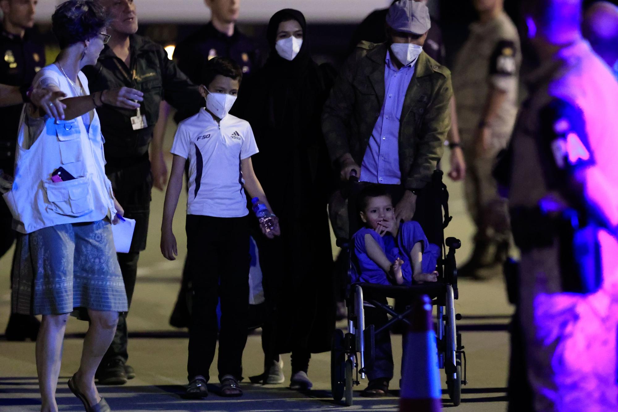 Un grupo de unos 294 excolaboradores afganos y sus familias llegan hoy miércoles a la base aérea de Torrejón de Ardoz (Madrid) en un avión procedente de Islamabad (Pakistán).