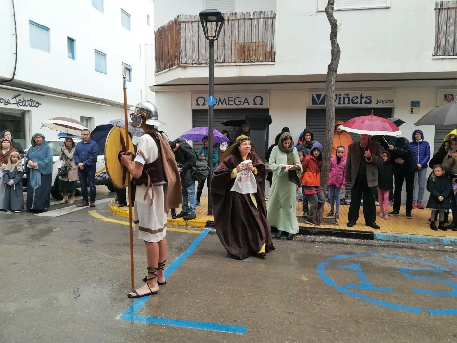 El tiempo dio una tregua para la procesión de Jesús Nazareno en Sant Ferran y ayer el vía crucis se celebró bajo una fina lluvia