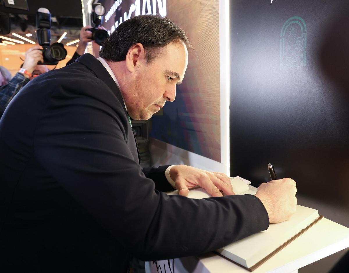 Pérez Llorca firma en el libro de condolencias por el accidente de tren de Adamuz, en Fitur.