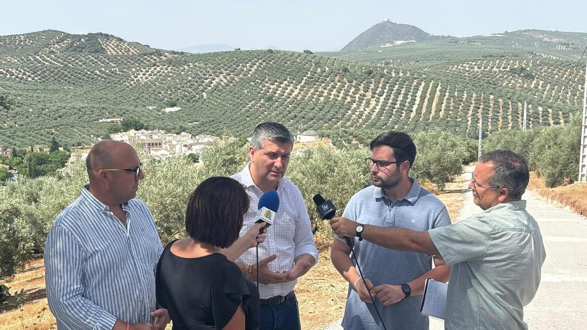 El delegado de Agricultura de la Junta en Córodba, Francisco Acosta, atiende a los medios durante su visita a uno de los caminos rurales de Rute.