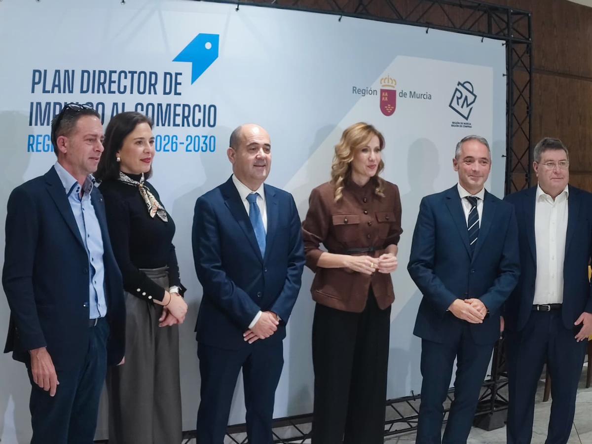De izquierda a derecha, Jesús López (Coremur), Ana Isabel Sánchez (Cámara de Comercio de Lorca), Miguel Ángel Martínez (Cámara de Comercio de Cartagena), la consejera Marisa López Aragón, Rafael Gómez (director general de Comercio) y José Daniel Martín (Cámara de Comercio de Murcia).