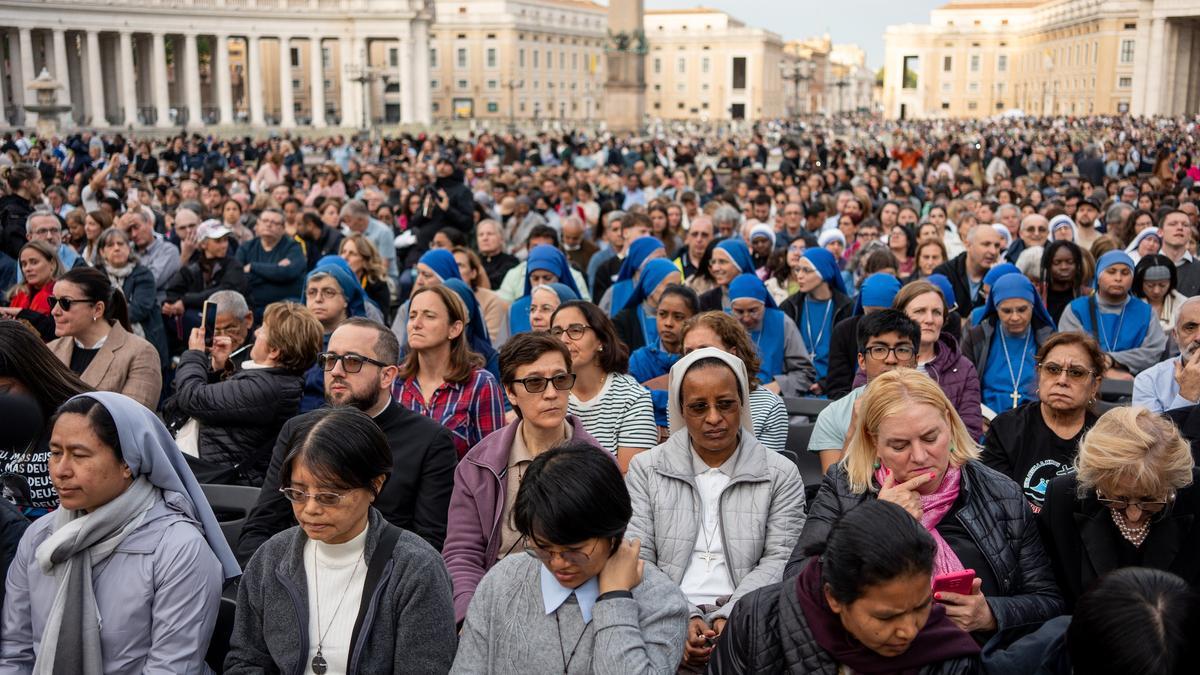 Mujeres rezan el rosario tras la muerte del Papa Francisco en la Ciudad del Vaticano