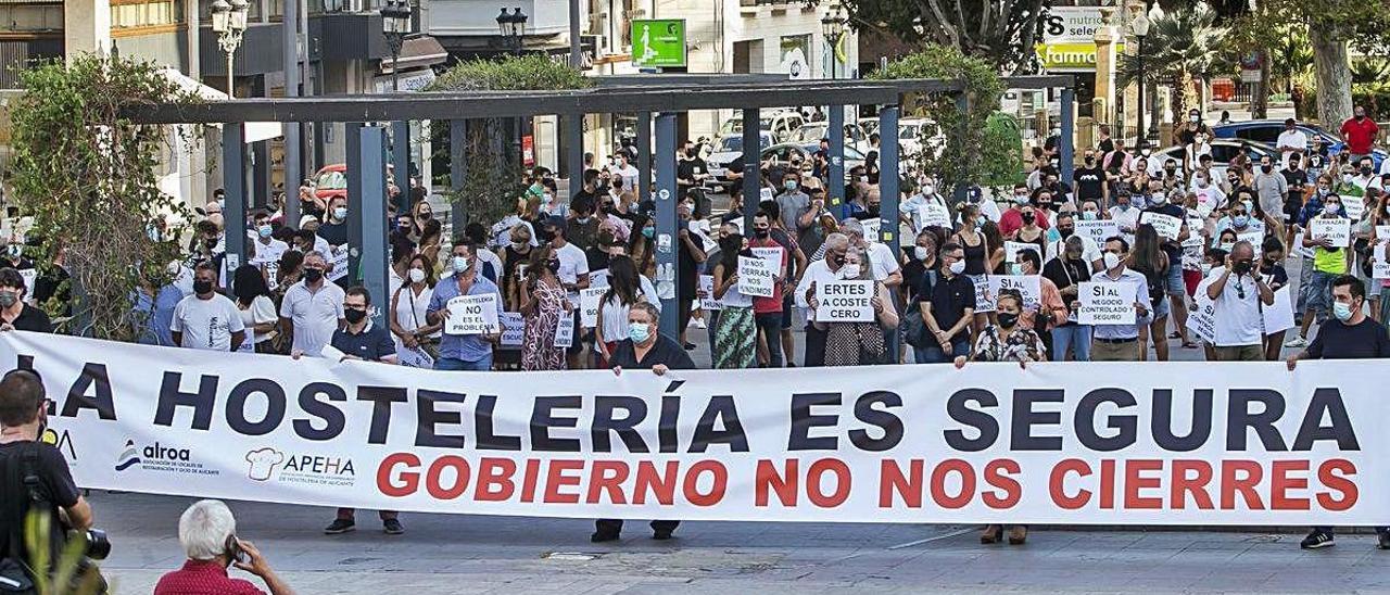Los hosteleros de Alicante protestan ante la Subdelegación del Gobierno.