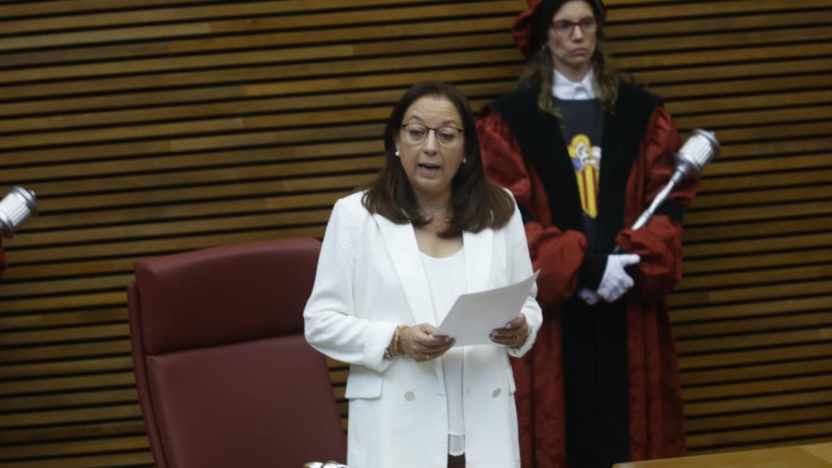 La nueva presidenta de las Corts, Llanos Massó.