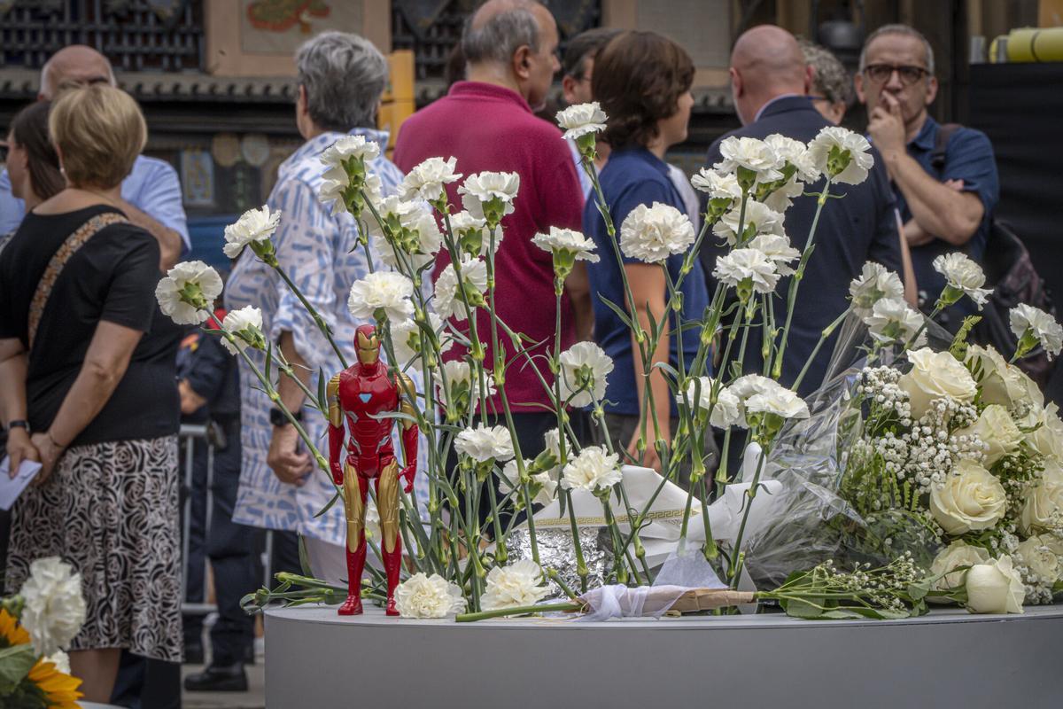 Barcelona 17/08/2024 Barcelona. Sábado 17 de agosto, a las 10:00 horas (Pla de l'Ós de la Rambla, a la altura del Memorial), el alcalde de Barcelona, Jaume Collboni, presidirá el acto de recuerdo y homenaje a las víctimas del atentado del 17 de agosto, en su 7º aniversario. El homenaje contará con la participación de víctimas y familiares, así como de representantes de las instituciones (--> nuevo Gobierno de la Generalitat). El acto, de una duración aproximada de 15 minutos, consistirá en un minuto de silencio acompañado por la música en directo del "Cant dels Ocells" a cargo del violonchelista Marçal Ayats, y de una ofrenda floral por parte de las víctimas y familiares en primer lugar, y de los representantes institucionales posteriormente. .AUTOR: MANU MITRU