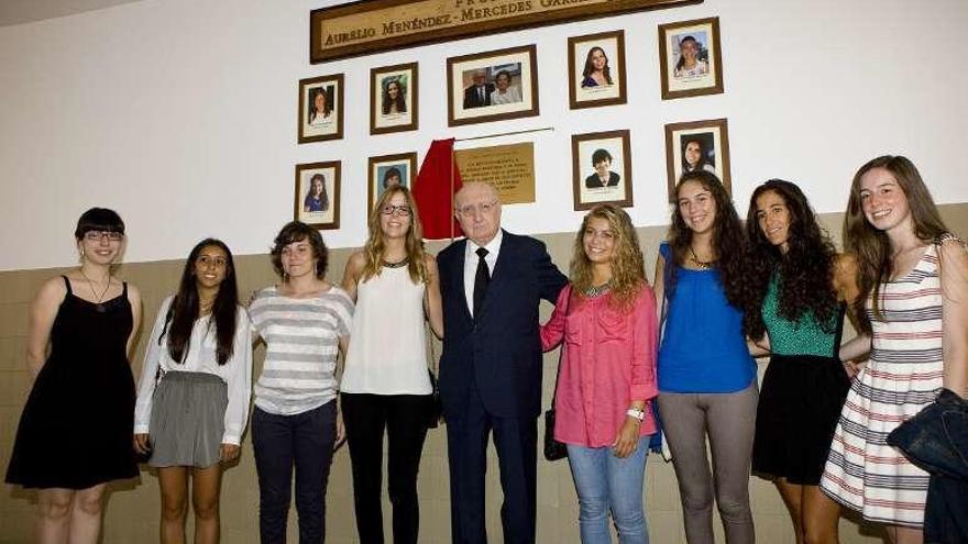 Por la izquierda, Lucía Bernardo, María García, Sofía Álvarez, Silvia Rodríguez, Aurelio Menéndez, Victoria Riesco, Carmen Amo, Elena Ferreras y Olaya Suárez, en el Instituto Jovellanos, en 2013.