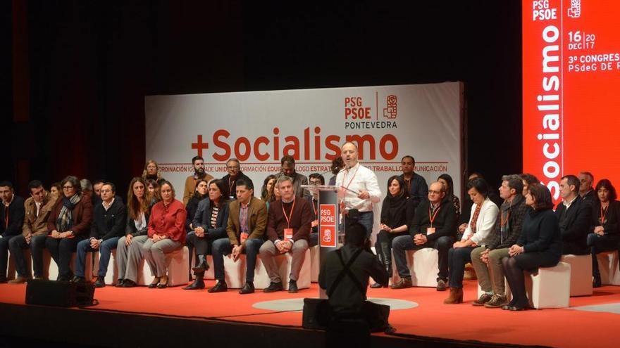 Regades tras ser elegido nuevo secretario general del PSdeG-PSOE en Pontevedra, con su nueva ejecutiva.