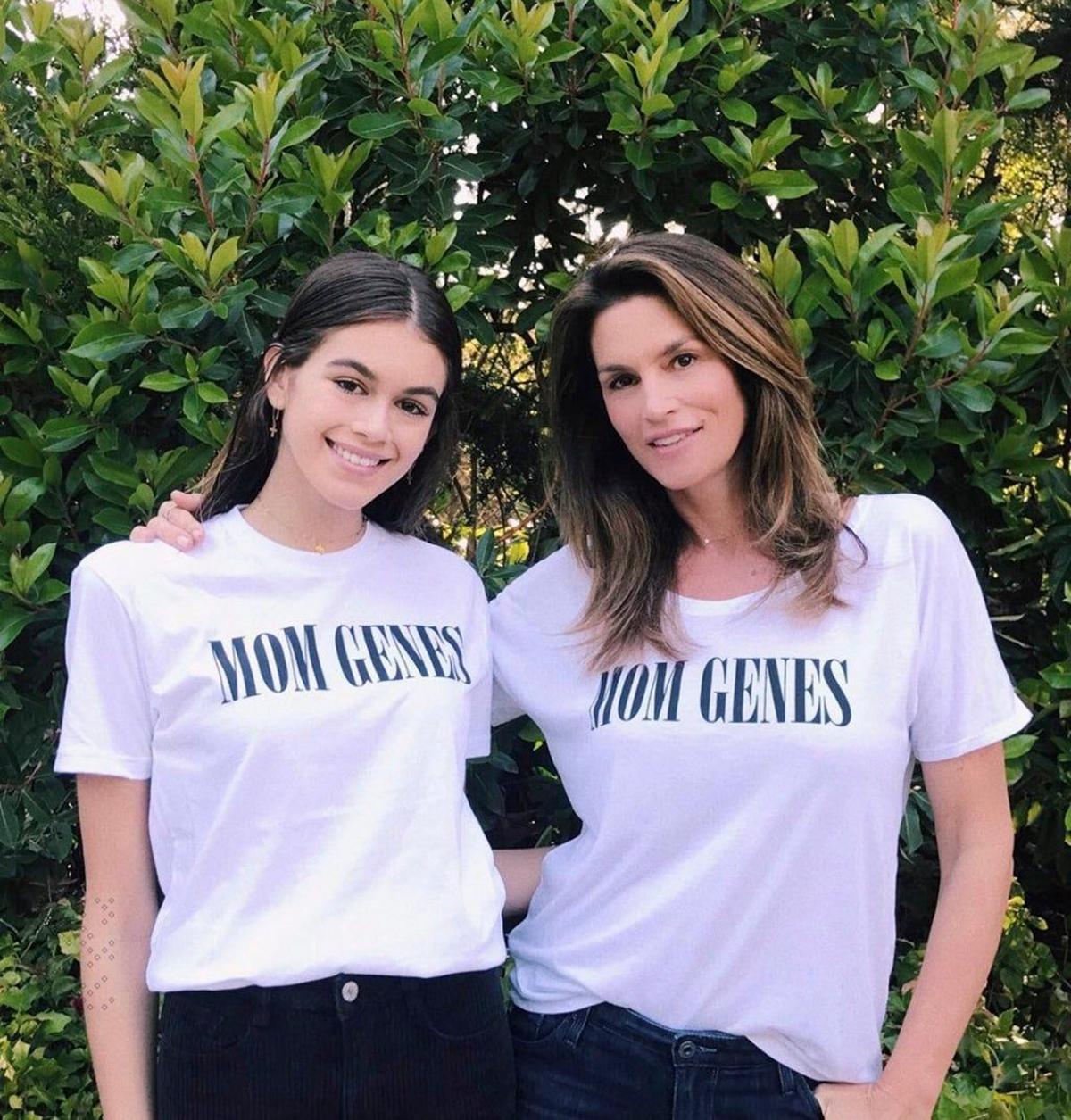 Madre e hija posando juntas