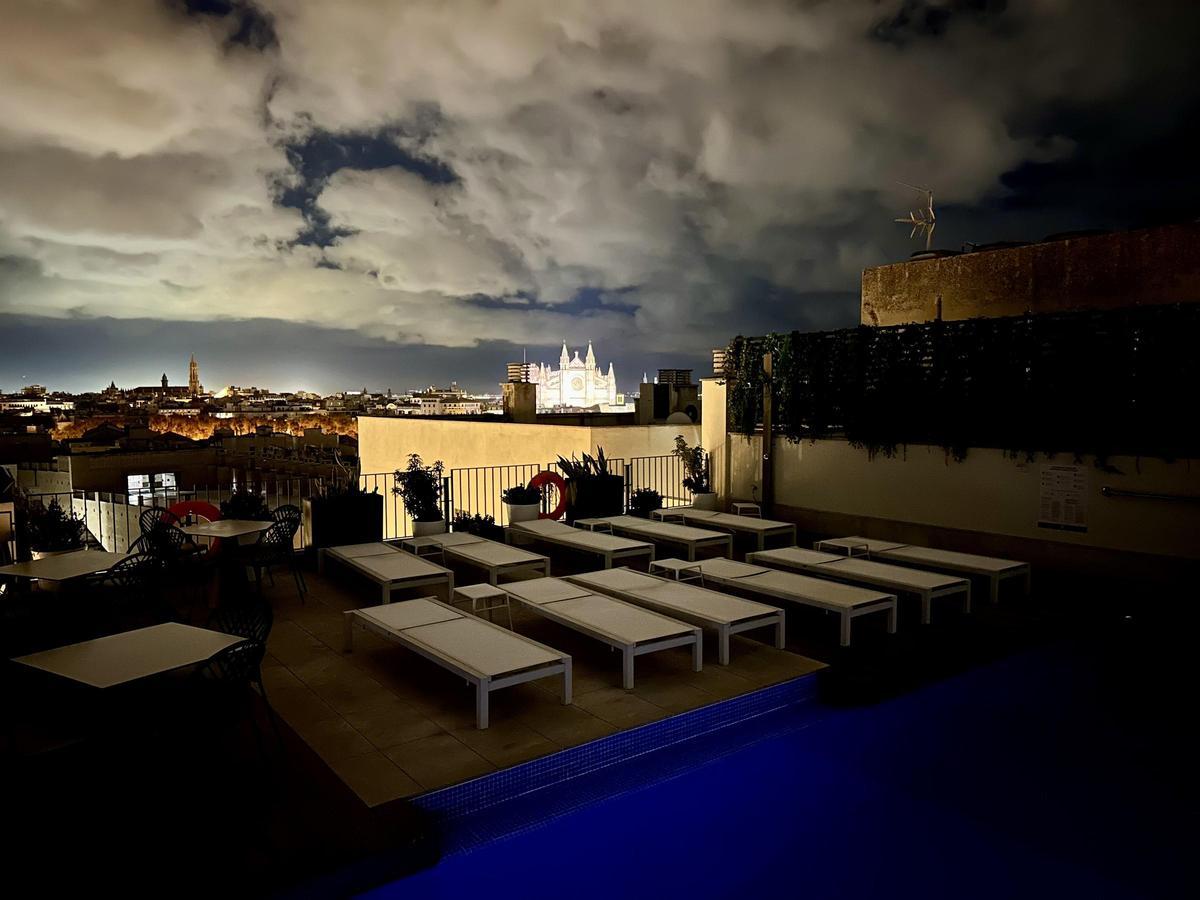 In der Nacht ziehen Regenwolken über Mallorca.