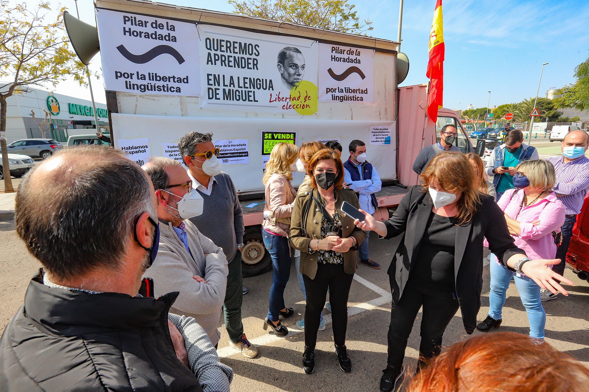 Una caravana con cientos de vehículos clama en Pilar de la Horadada contra la "imposición" del valenciano