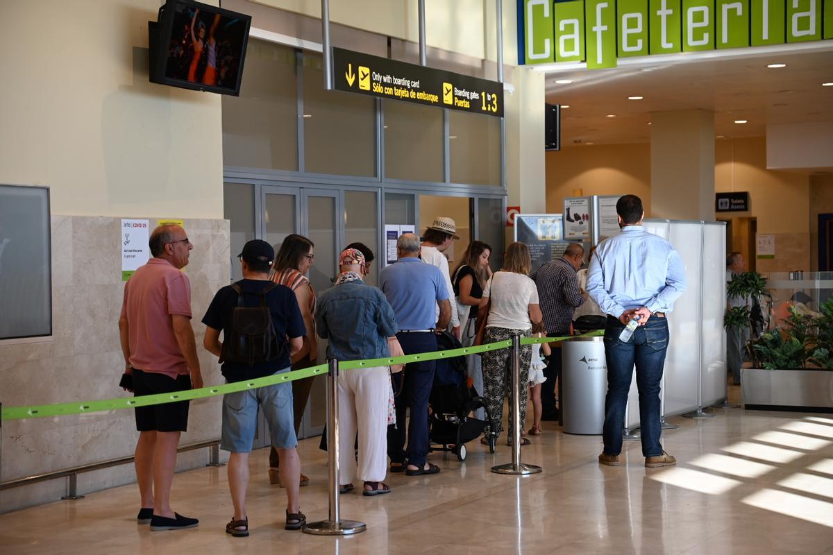 Viajeros esperan para embarcar en el aeropuerto de Badajoz.