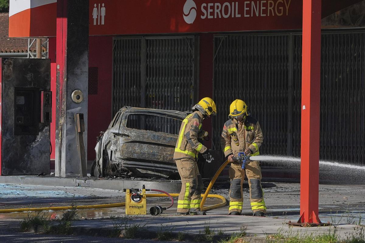 Les imatges del cotxe incendiat en una gasolinera de Girona
