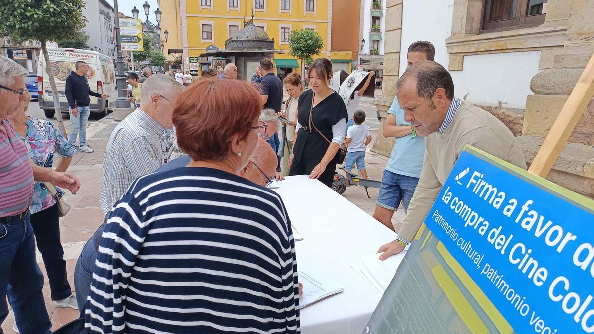 Un momento de la recogida de firmas.
