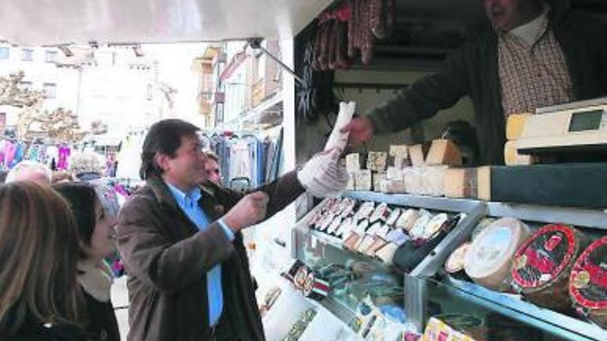 Javier Fernández, comprando un queso en Posada de Llanes.