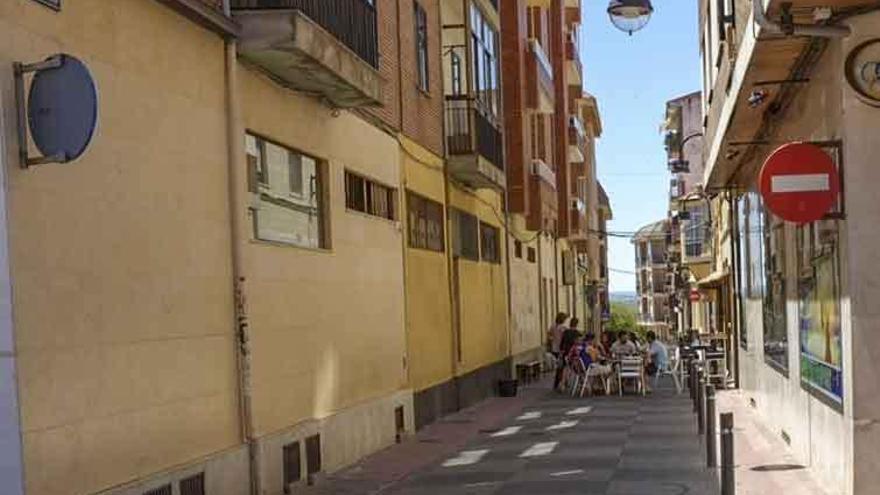 El corte de la calle de Los Aguadores ha permitido la instalación de terrazas durante el fin de semana.