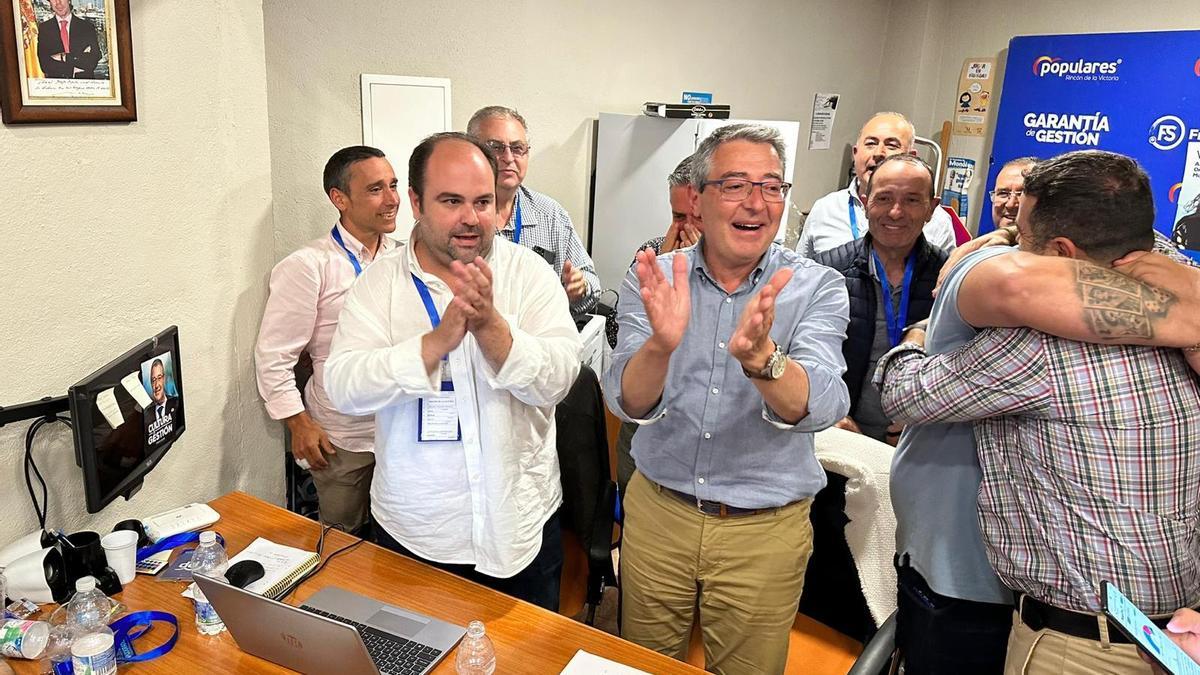 El presidente de la Diputación y alcalde de Rincón de la Victoria, Francisco Salado, celebra los resultados en su municipio.