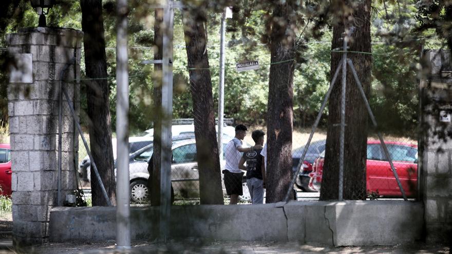 Dos jóvenes caminan por las inmediaciones del centro de acogida