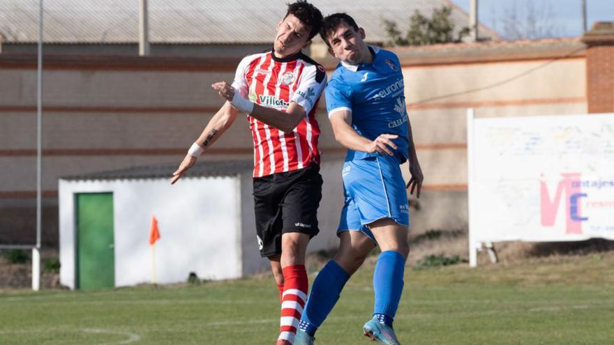 Un jugador del Zamora CF «B» y otro del CD Villaralbo pelean por el cuero. | |  J. L. F.