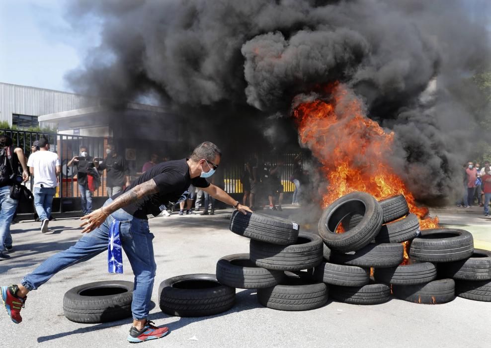 Trabajadores de la planta de Nissan en la Zona Franca de Barcelona protestan ante el cierre