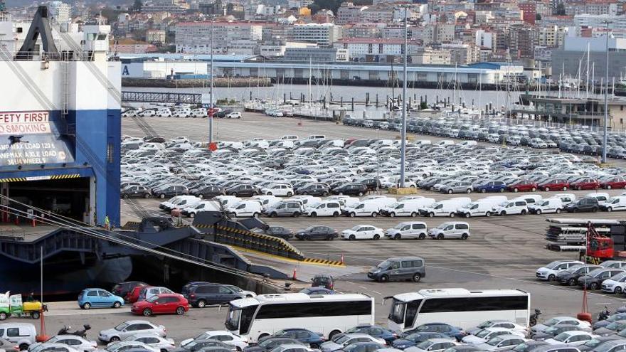 Vehículos de PSA a la espera de embarque en el Puerto vigués.