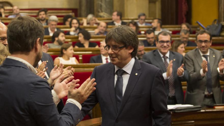 Carles Puigdemont supera la qüestió de confiança gràcies als vots de JxSí i la CUP