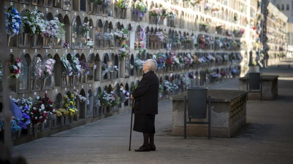 Festividad de Todos los Santos en un cementerio de Barcelona