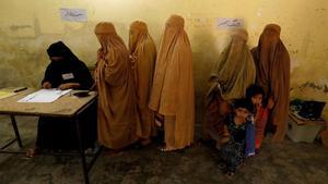 zentauroepp44437631 women  clad in burqas  stand in line to cast their ballot at180725090502
