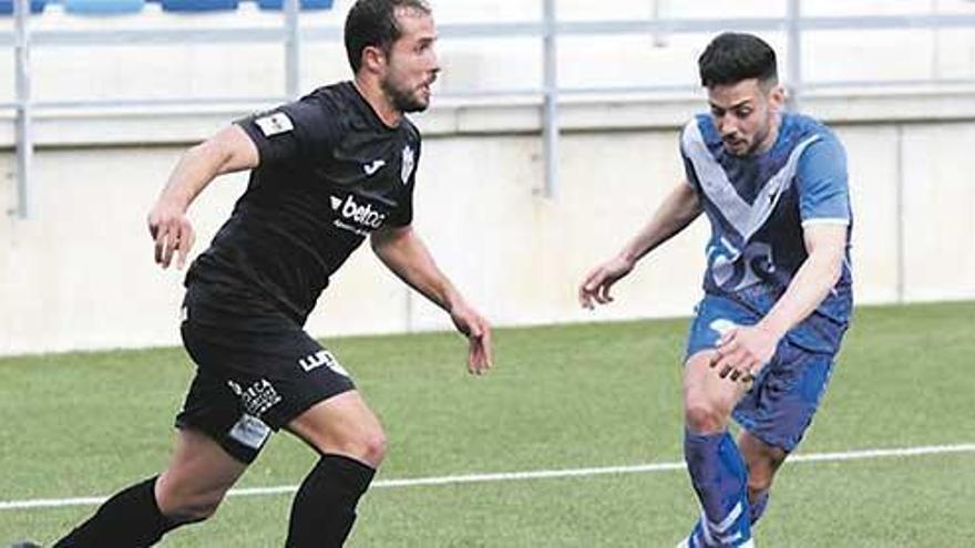 Canario conduce el balón ante un futbolista del Badalona en el partido de este pasado domingo.