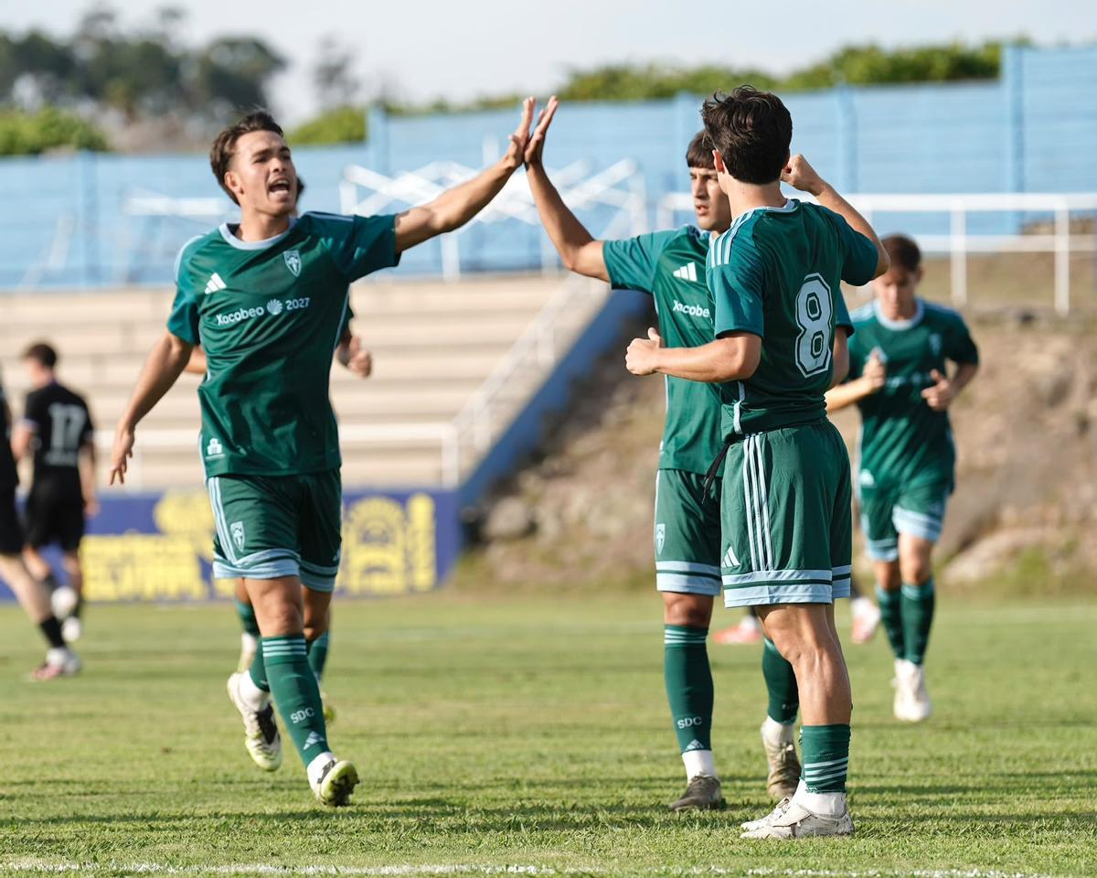 Goris, Dani González y Edu González celebran el gol del dubrés al Deportivo Fabril.
