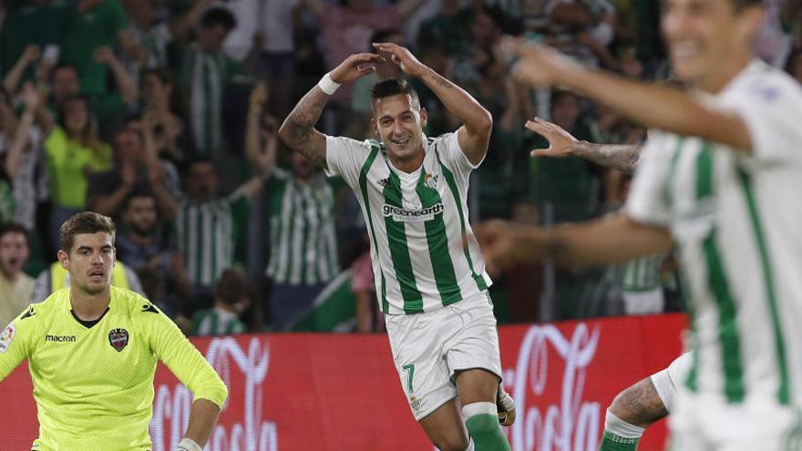 Sergio León celebra el tercer gol del Betis.