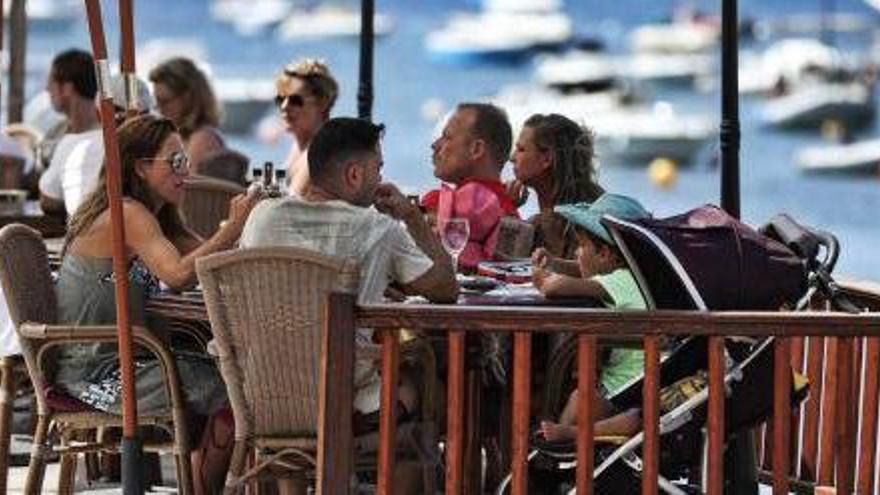 Turistas en un restaurante de la isla de Ibiza durante esta temporada.