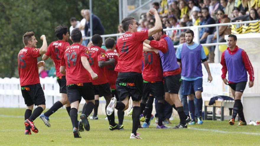 Los jugadores formenterenses celebran el tanto marcado en el encuentro de ayer.