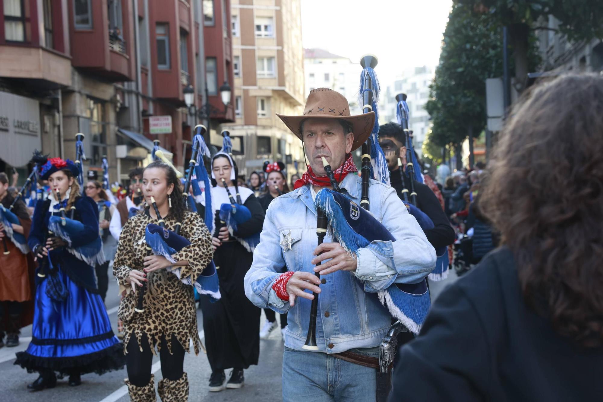 El Carnaval llena de color y alegría las calles de Oviedo