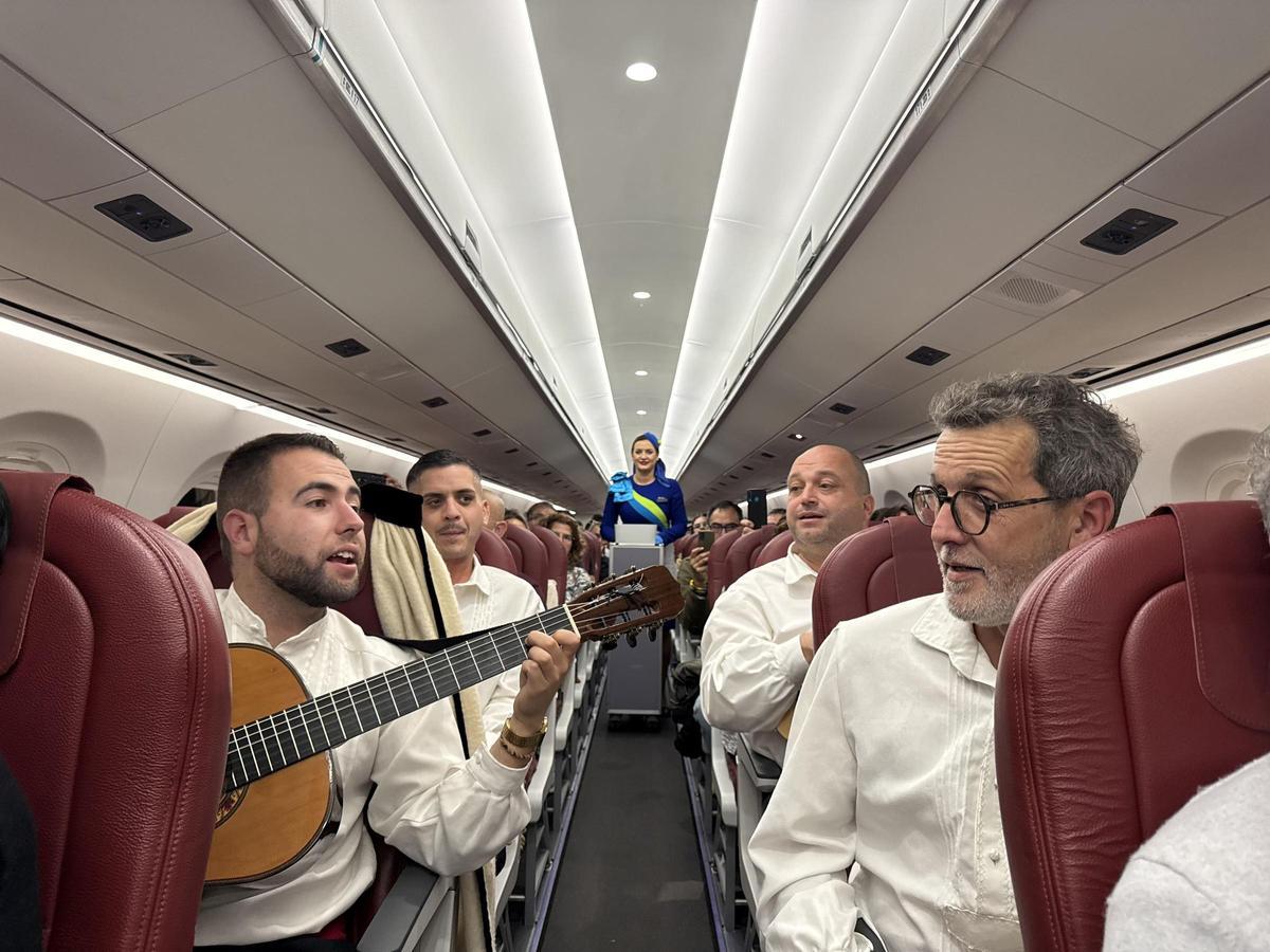 Los Sabandeños, cantando en el vuelo inaugural de Binter de Sevilla a Tenerife