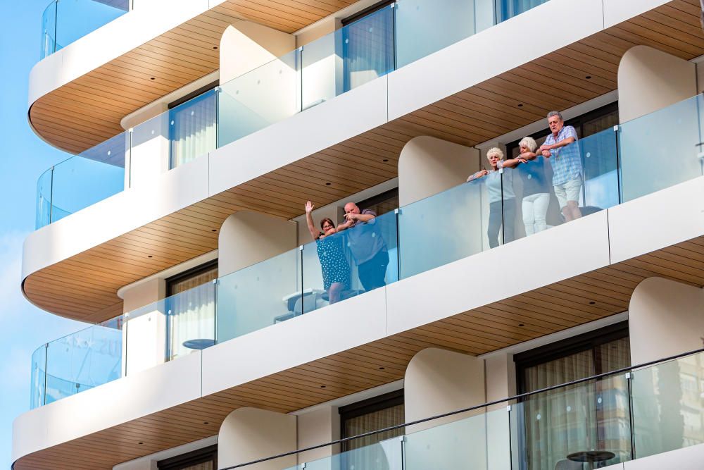 La Policía Local disuelve grupos de ingleses bebiendo en las calles de Benidorm