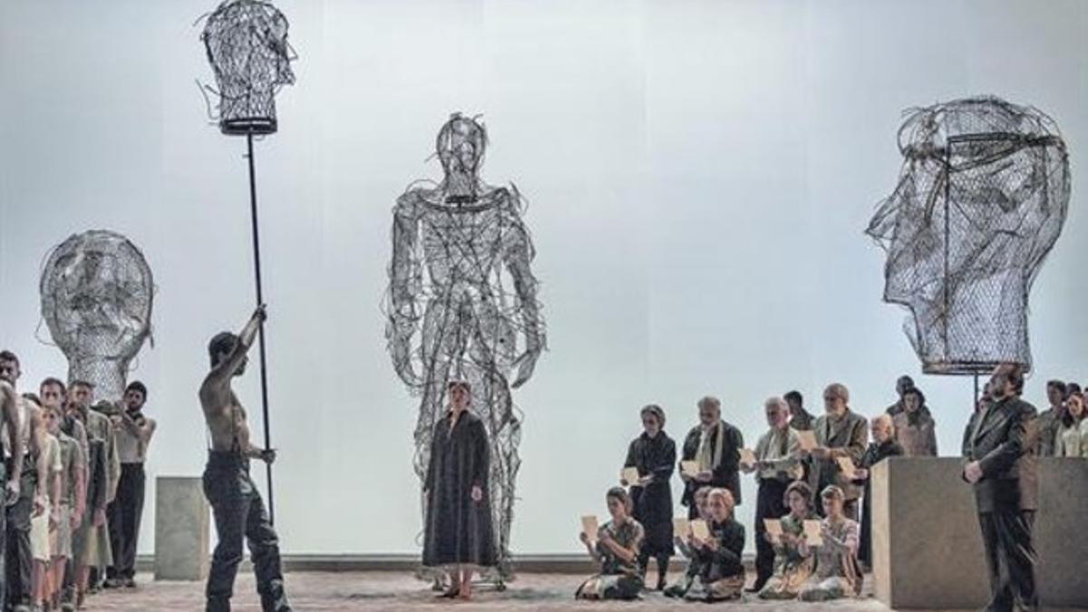 La soprano Martina Serafin (Abigaille), al fondo en el centro, en una escena de esta moderna producción de 'Nabucco', famosa ópera de Verdi.