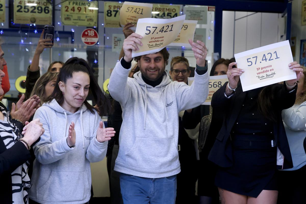 Celebraciones en Doña Manolita tras vender varios de quintos premios del sorteo extraordinario de Navidad de la Lotería Nacional